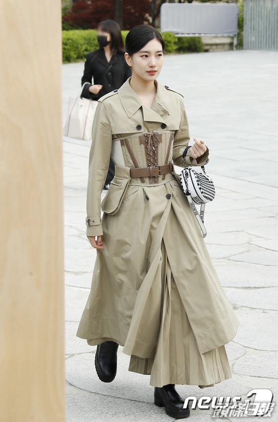 秀智打扮好密實。